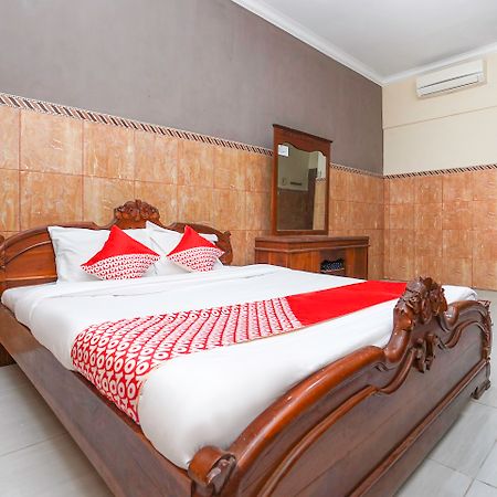 OYO 2715 Hotel Madinah Syariah Pamekasan Luaran gambar
