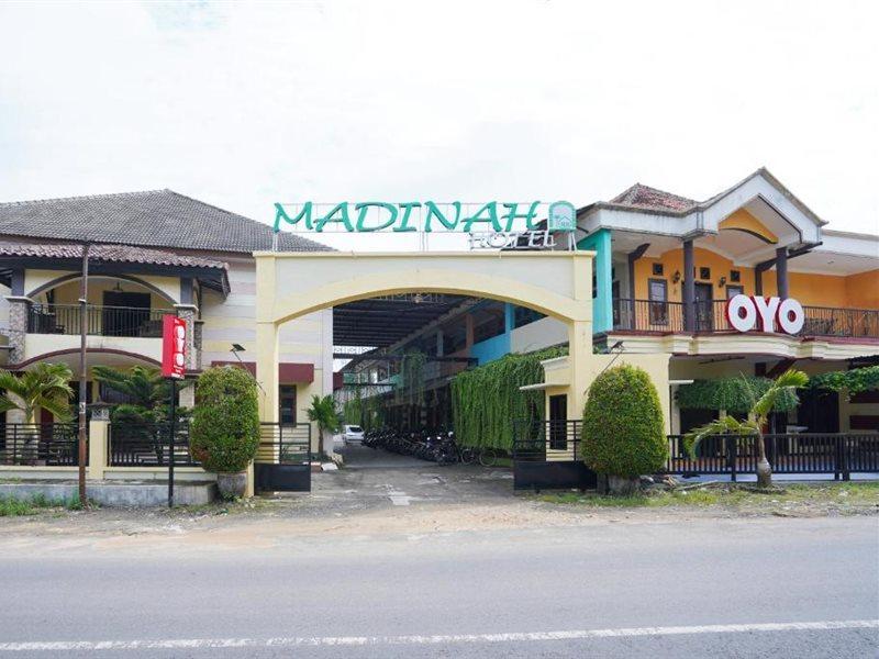 OYO 2715 Hotel Madinah Syariah Pamekasan Luaran gambar