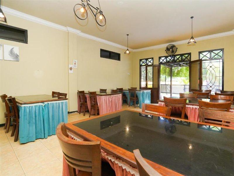 OYO 2715 Hotel Madinah Syariah Pamekasan Luaran gambar