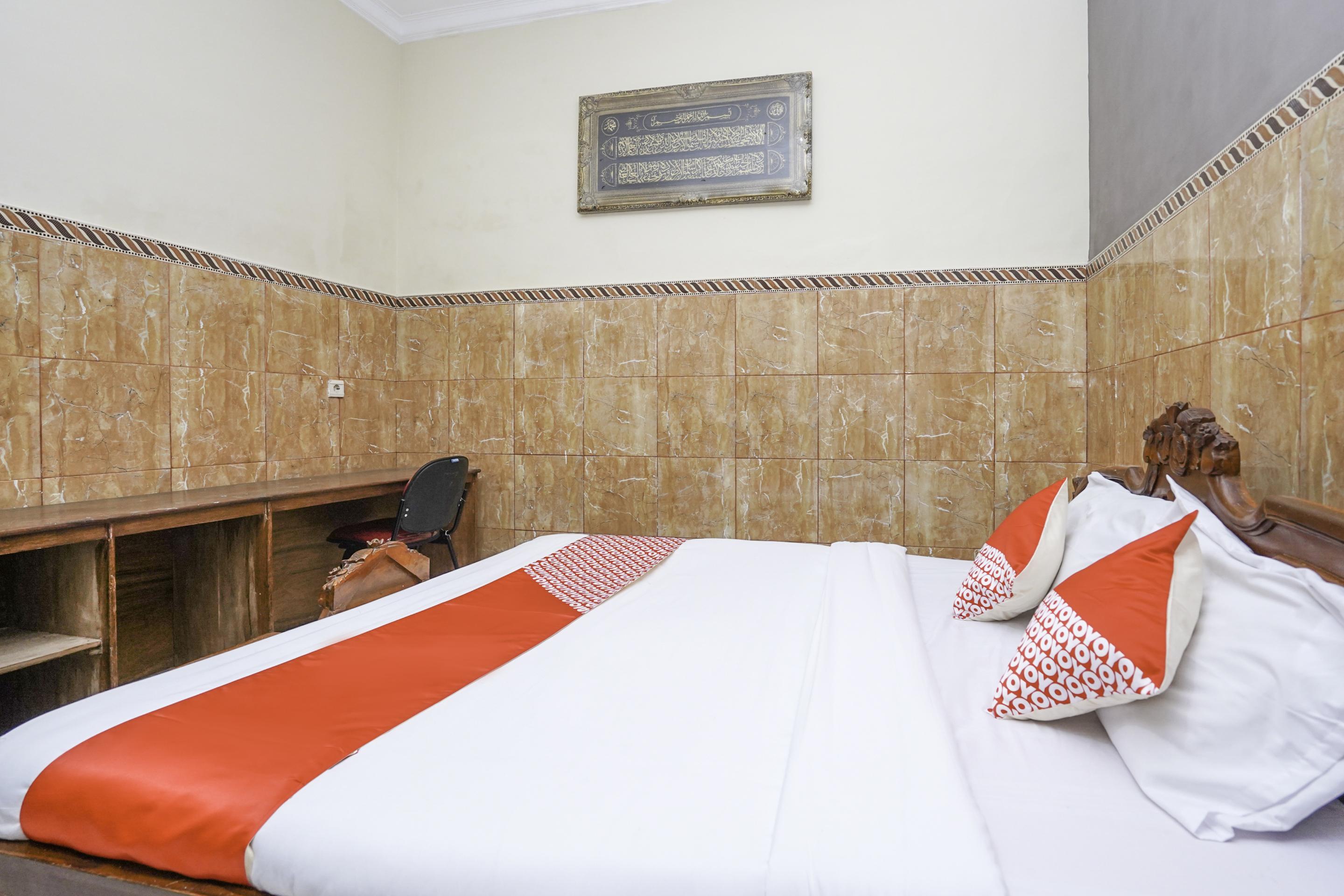 OYO 2715 Hotel Madinah Syariah Pamekasan Luaran gambar