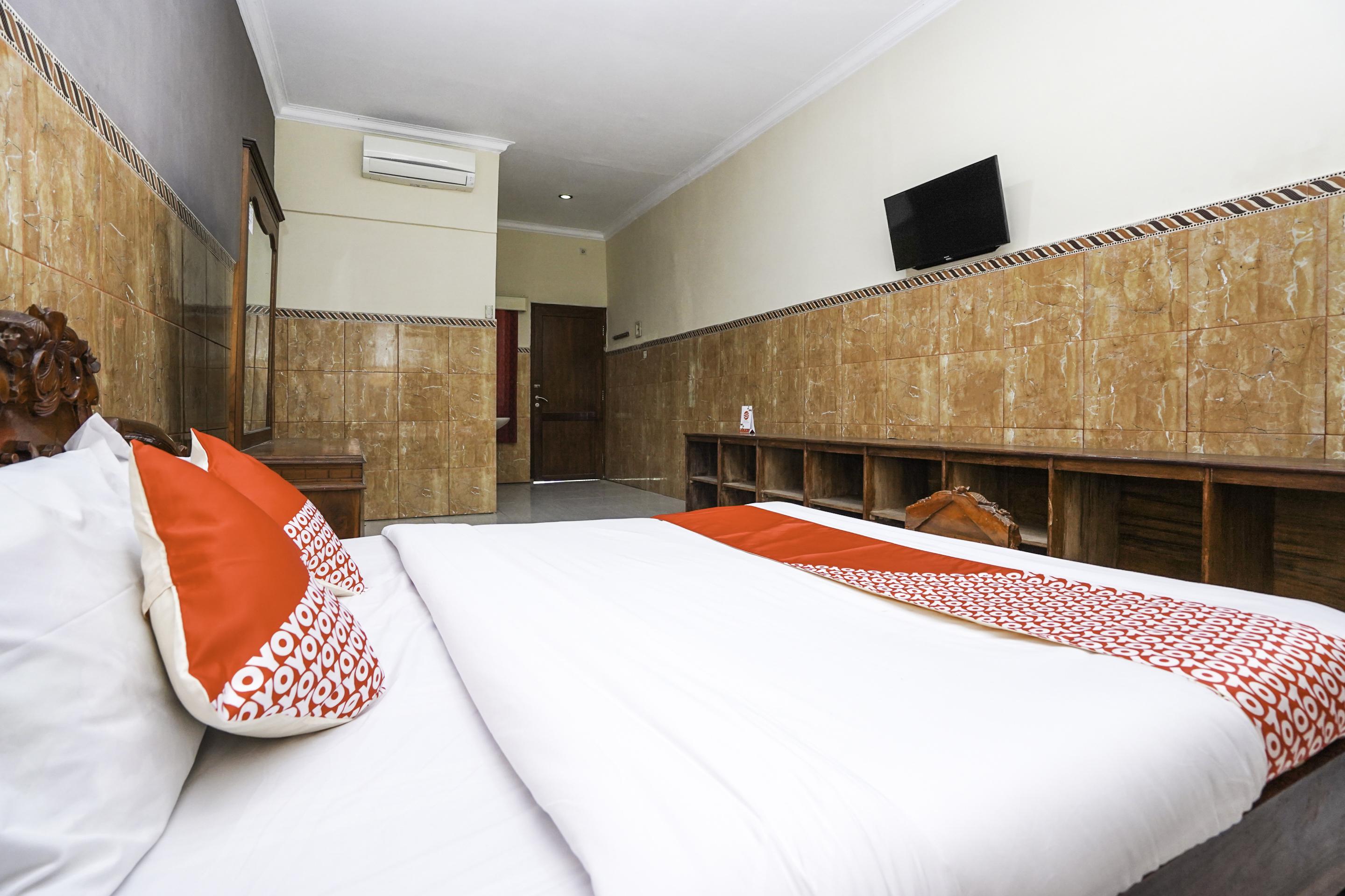 OYO 2715 Hotel Madinah Syariah Pamekasan Luaran gambar