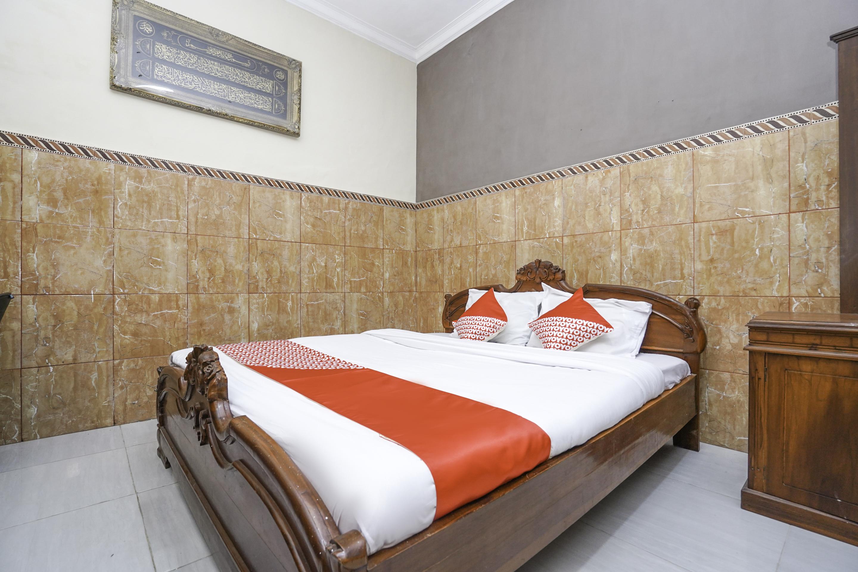 OYO 2715 Hotel Madinah Syariah Pamekasan Luaran gambar