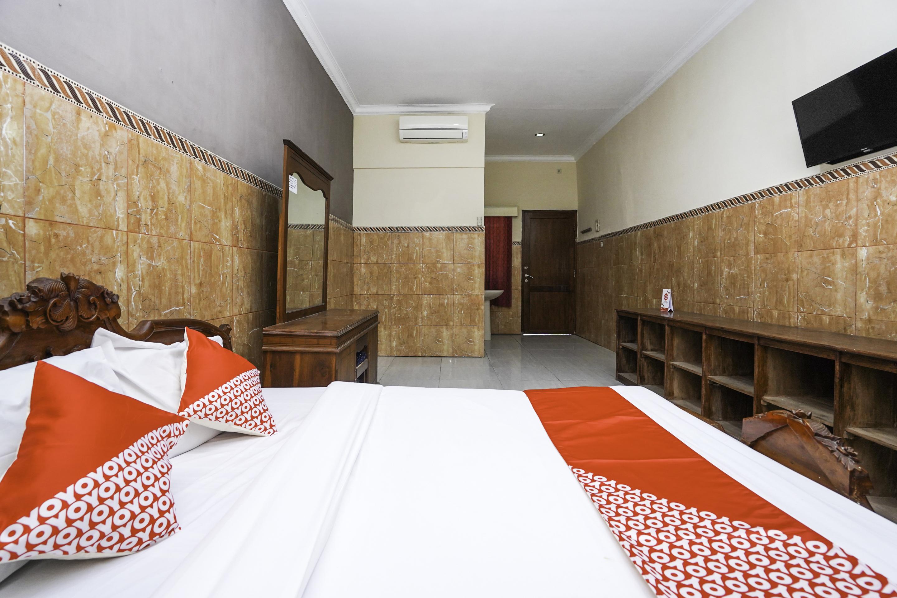 OYO 2715 Hotel Madinah Syariah Pamekasan Luaran gambar