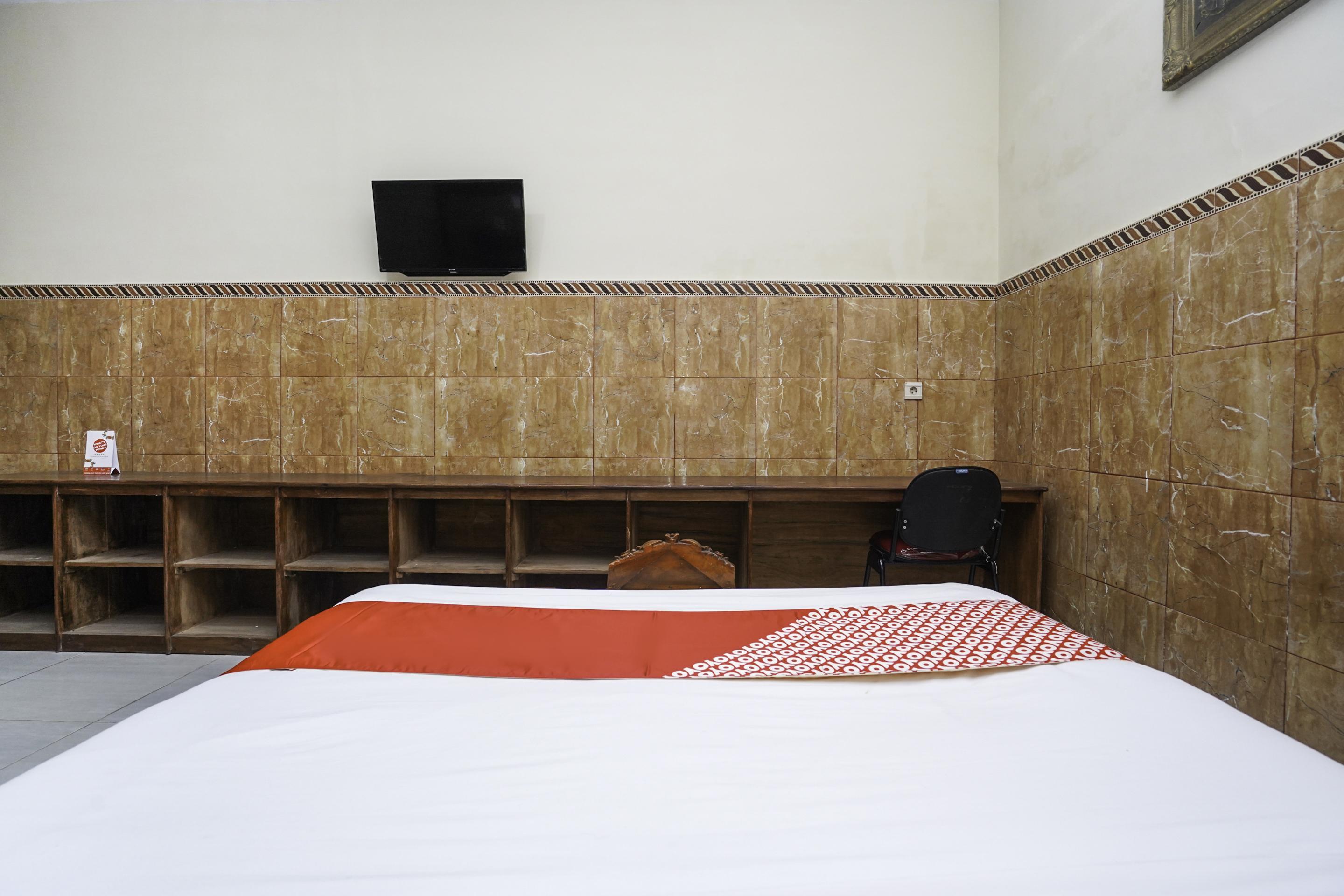 OYO 2715 Hotel Madinah Syariah Pamekasan Luaran gambar