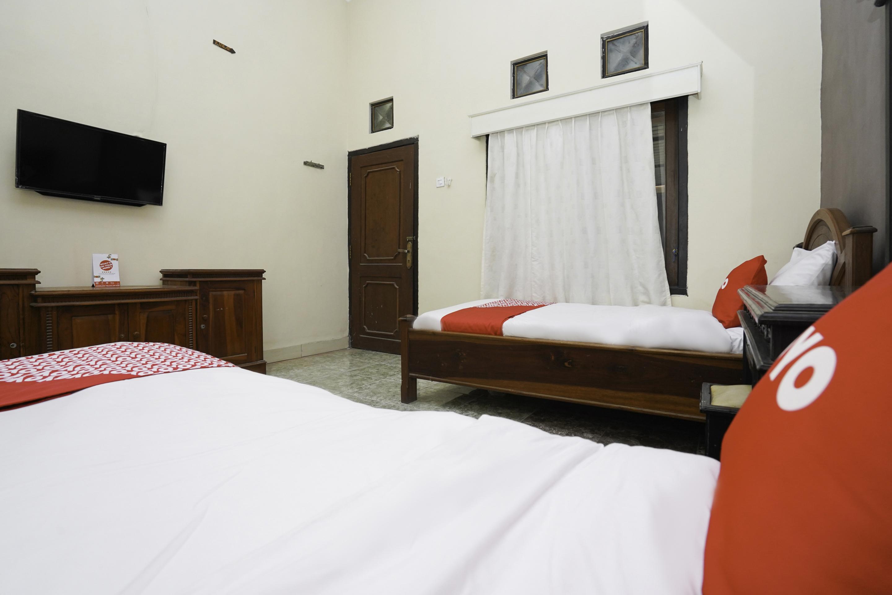 OYO 2715 Hotel Madinah Syariah Pamekasan Luaran gambar