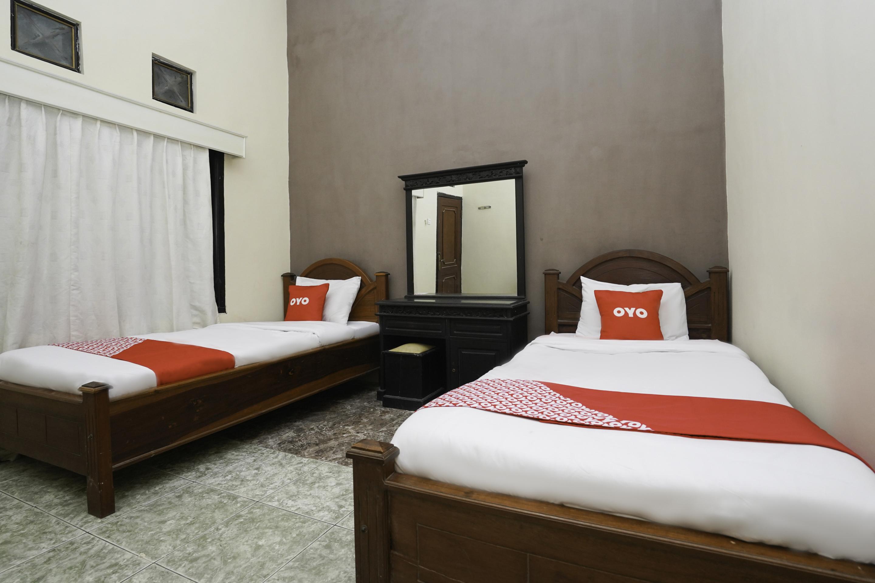 OYO 2715 Hotel Madinah Syariah Pamekasan Luaran gambar