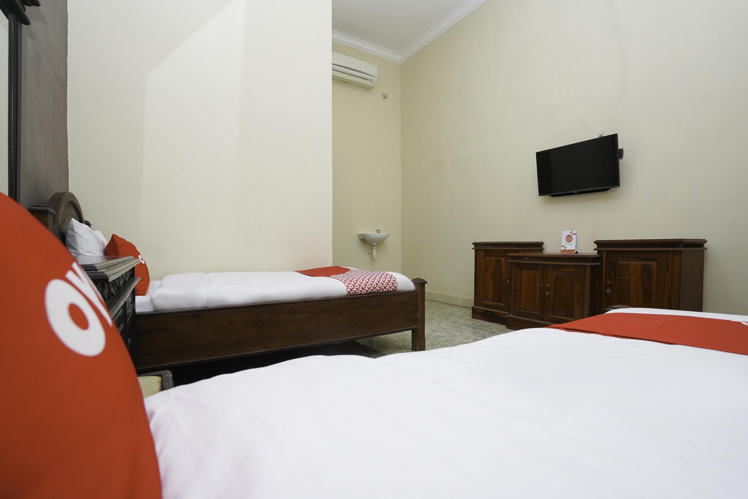 OYO 2715 Hotel Madinah Syariah Pamekasan Luaran gambar