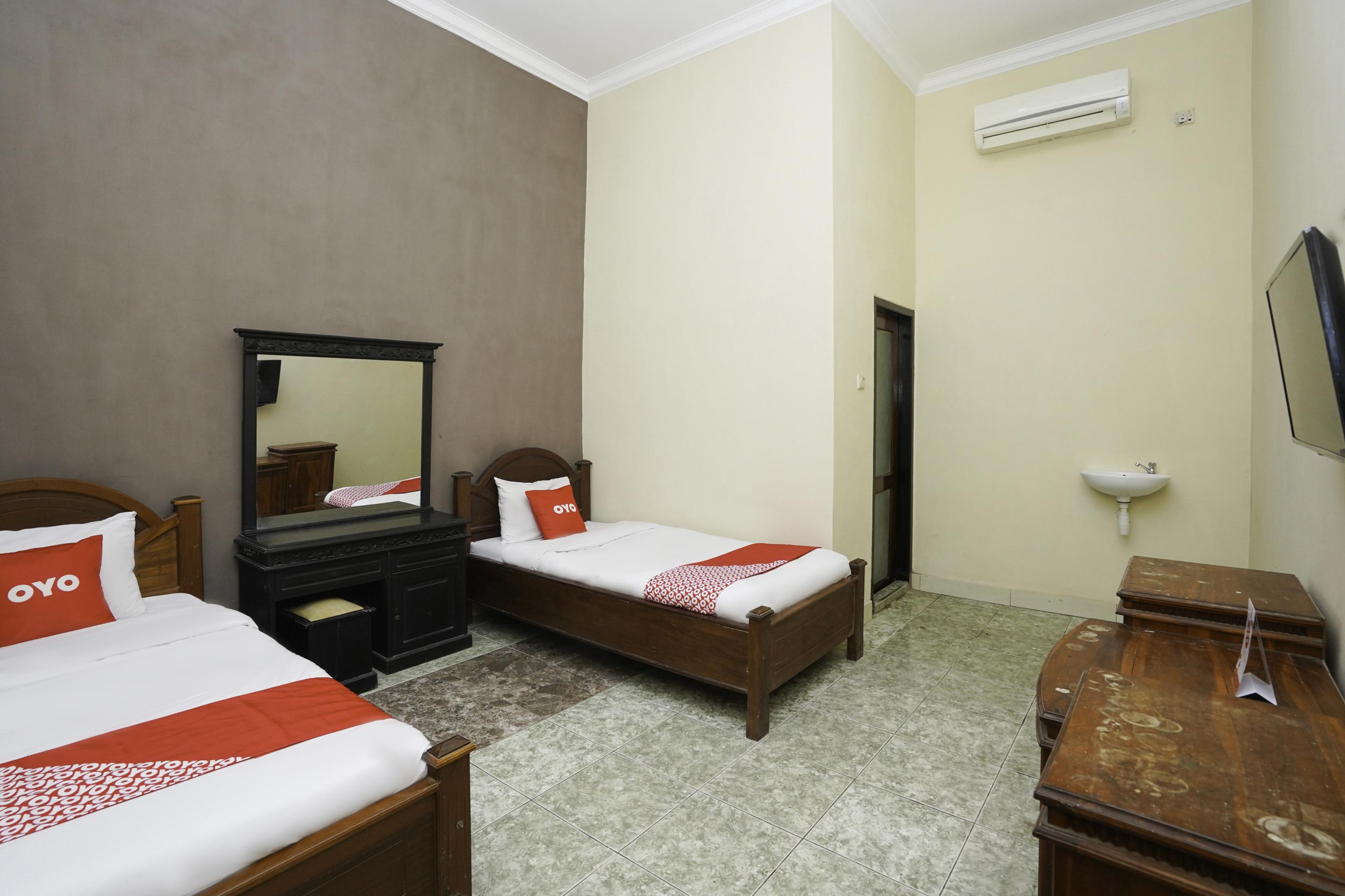 OYO 2715 Hotel Madinah Syariah Pamekasan Luaran gambar