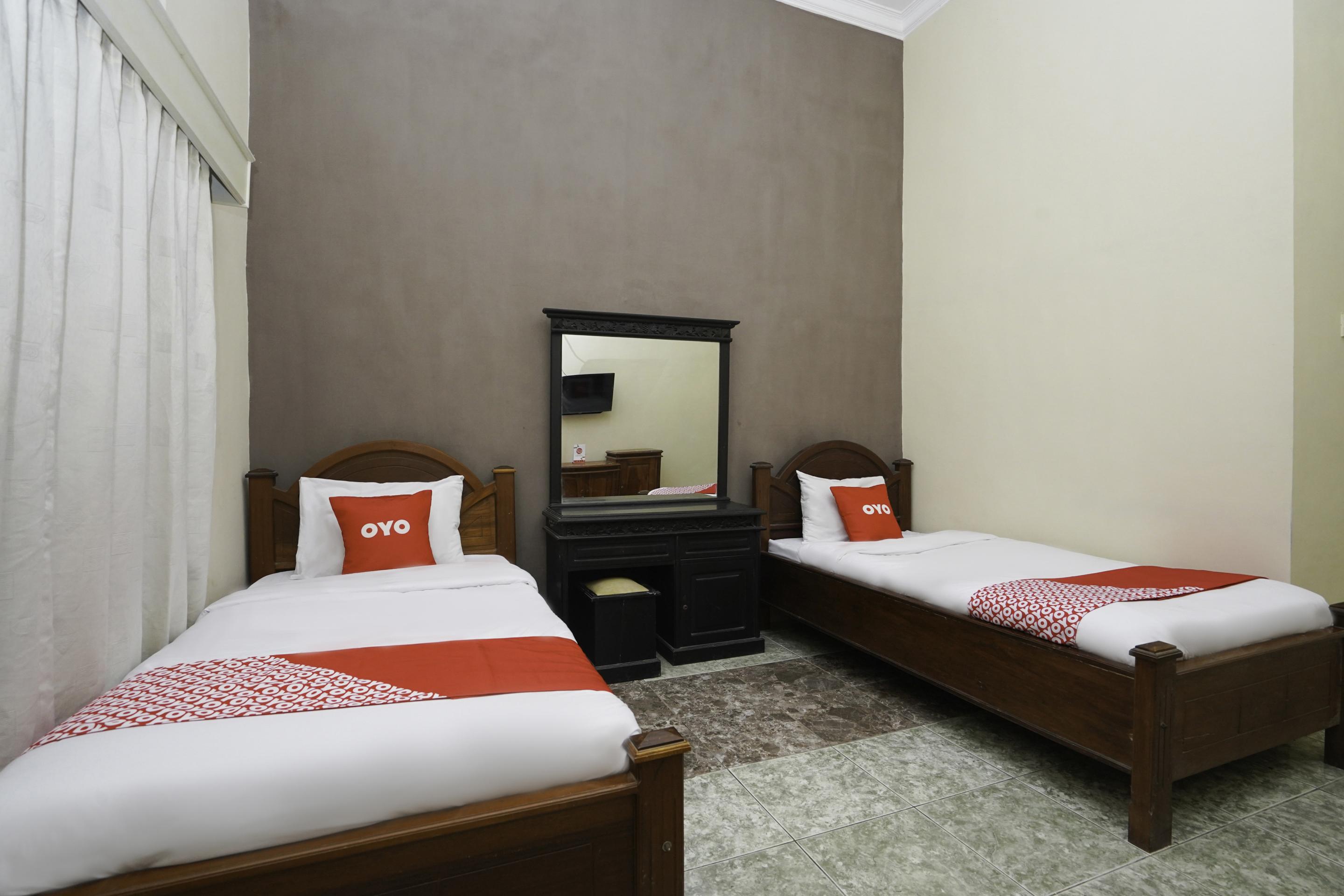 OYO 2715 Hotel Madinah Syariah Pamekasan Luaran gambar