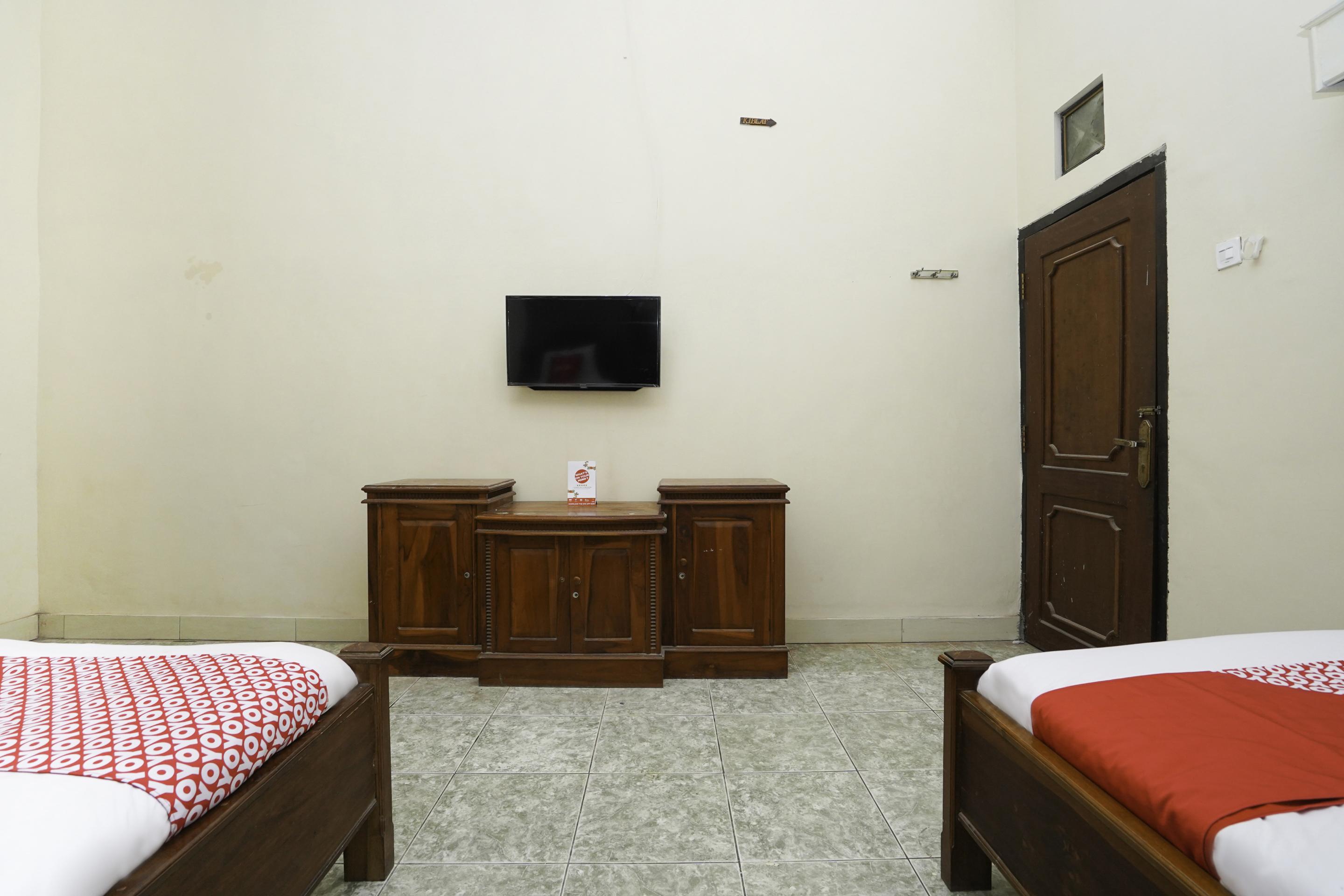 OYO 2715 Hotel Madinah Syariah Pamekasan Luaran gambar