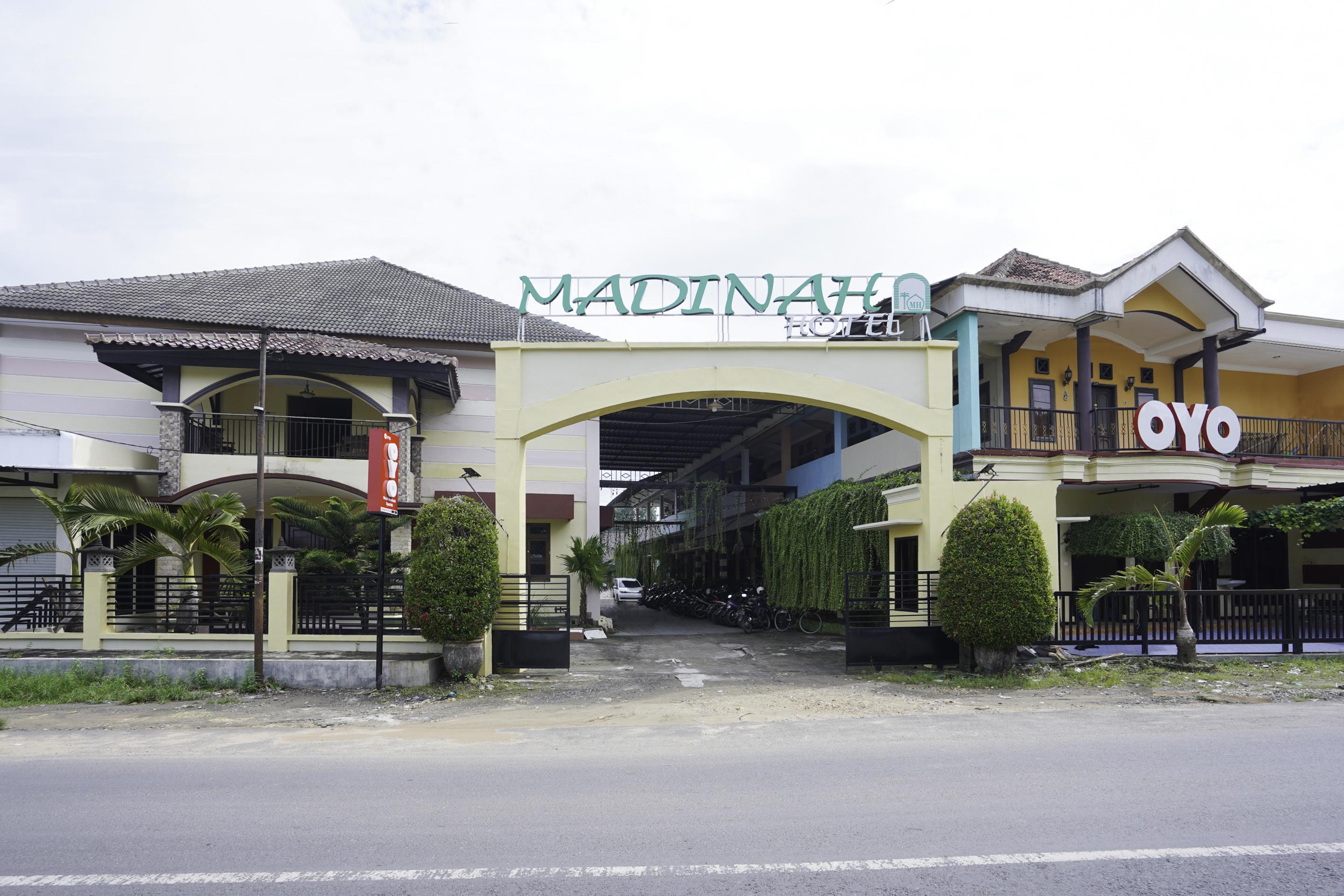 OYO 2715 Hotel Madinah Syariah Pamekasan Luaran gambar
