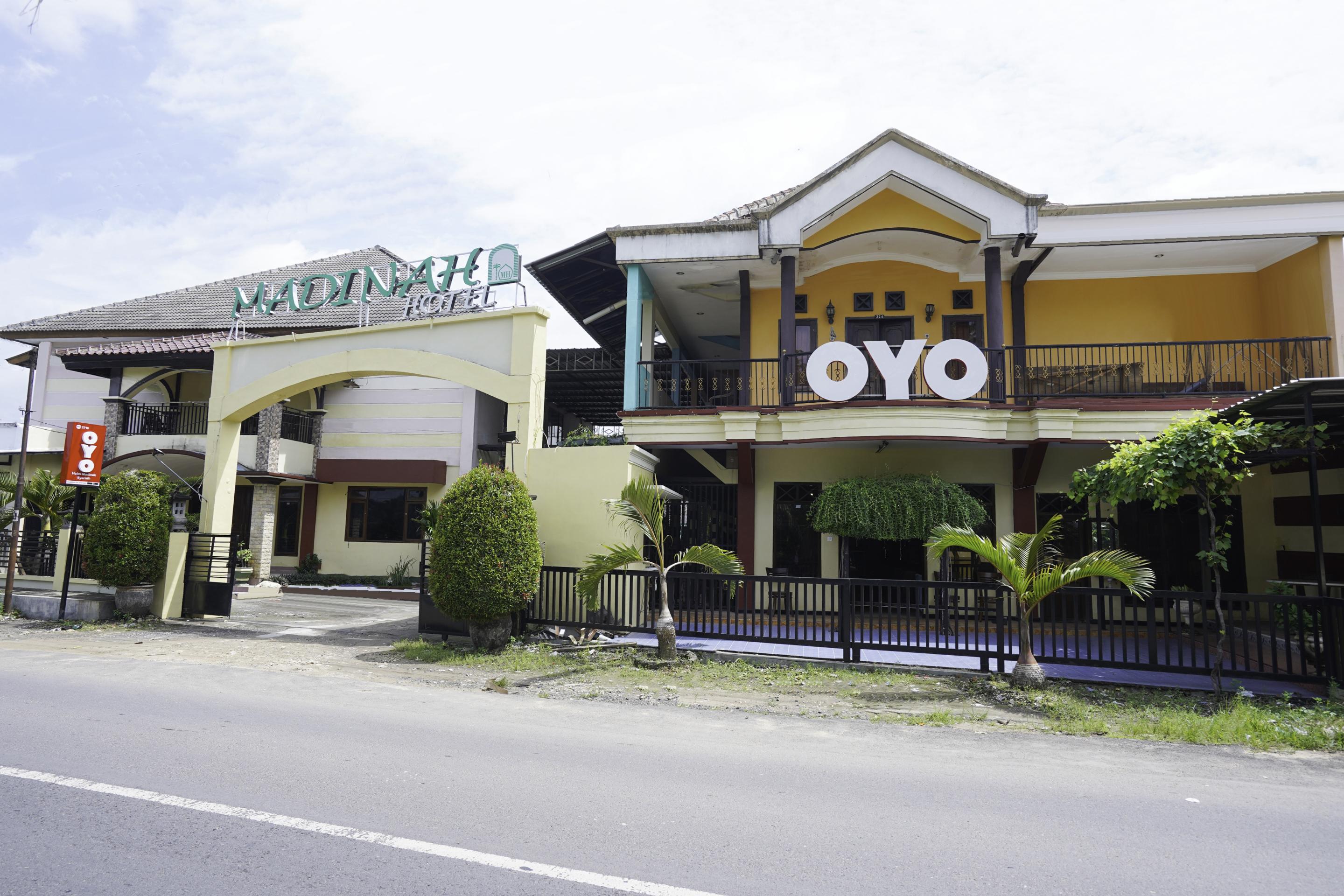 OYO 2715 Hotel Madinah Syariah Pamekasan Luaran gambar