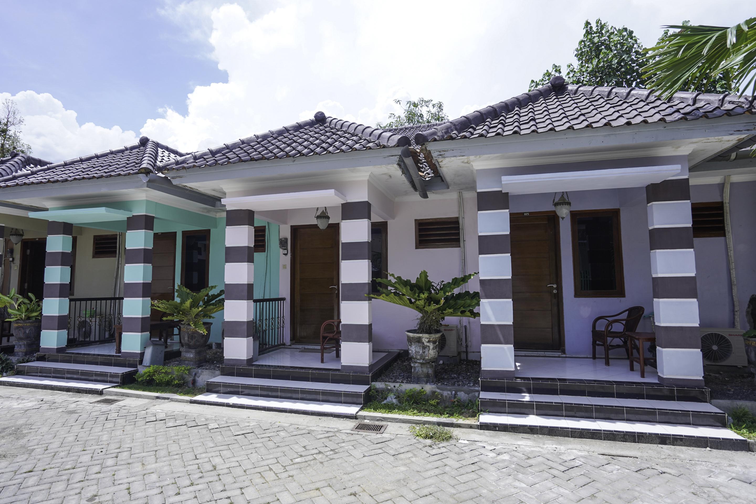 OYO 2715 Hotel Madinah Syariah Pamekasan Luaran gambar