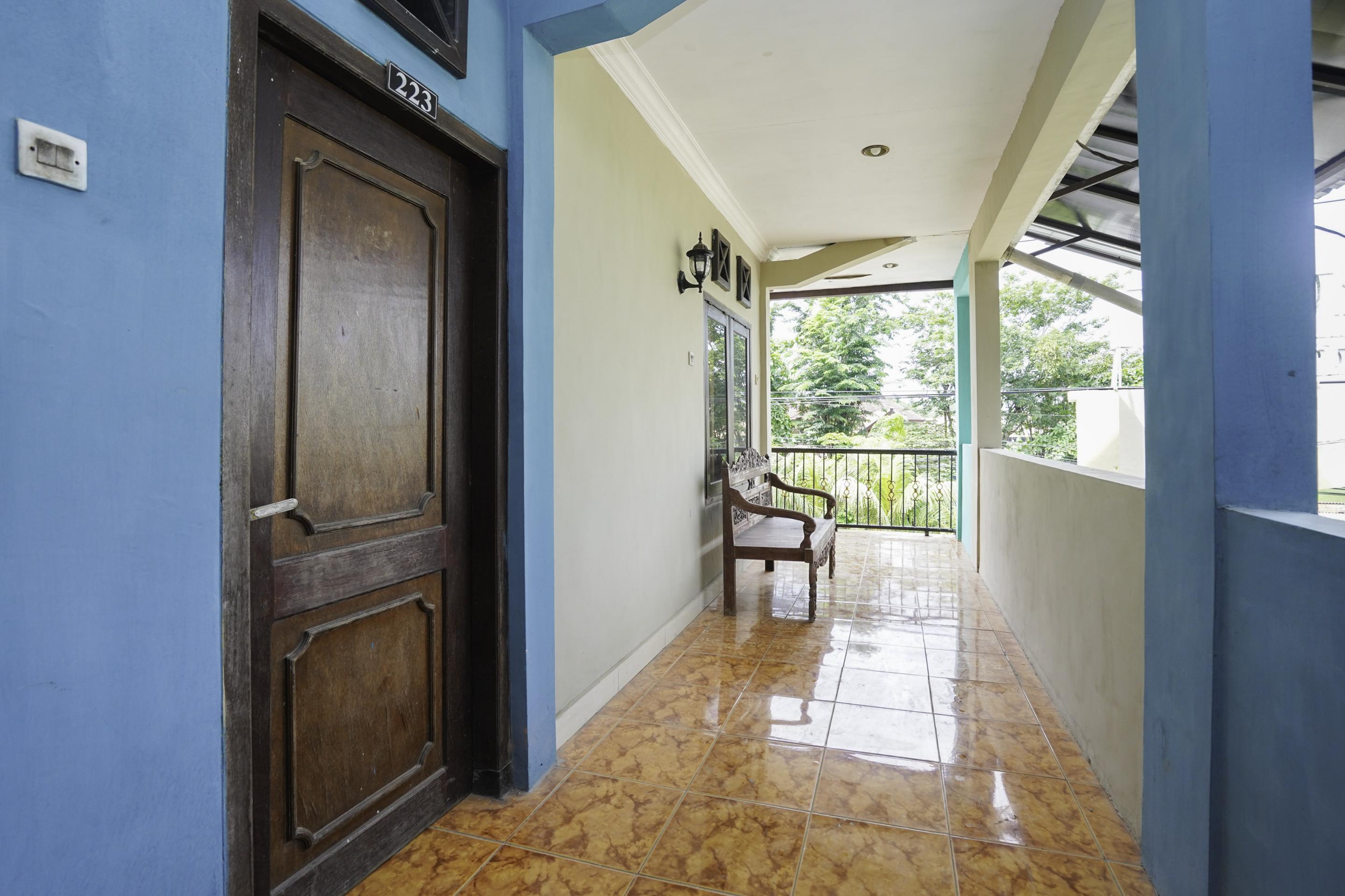 OYO 2715 Hotel Madinah Syariah Pamekasan Luaran gambar