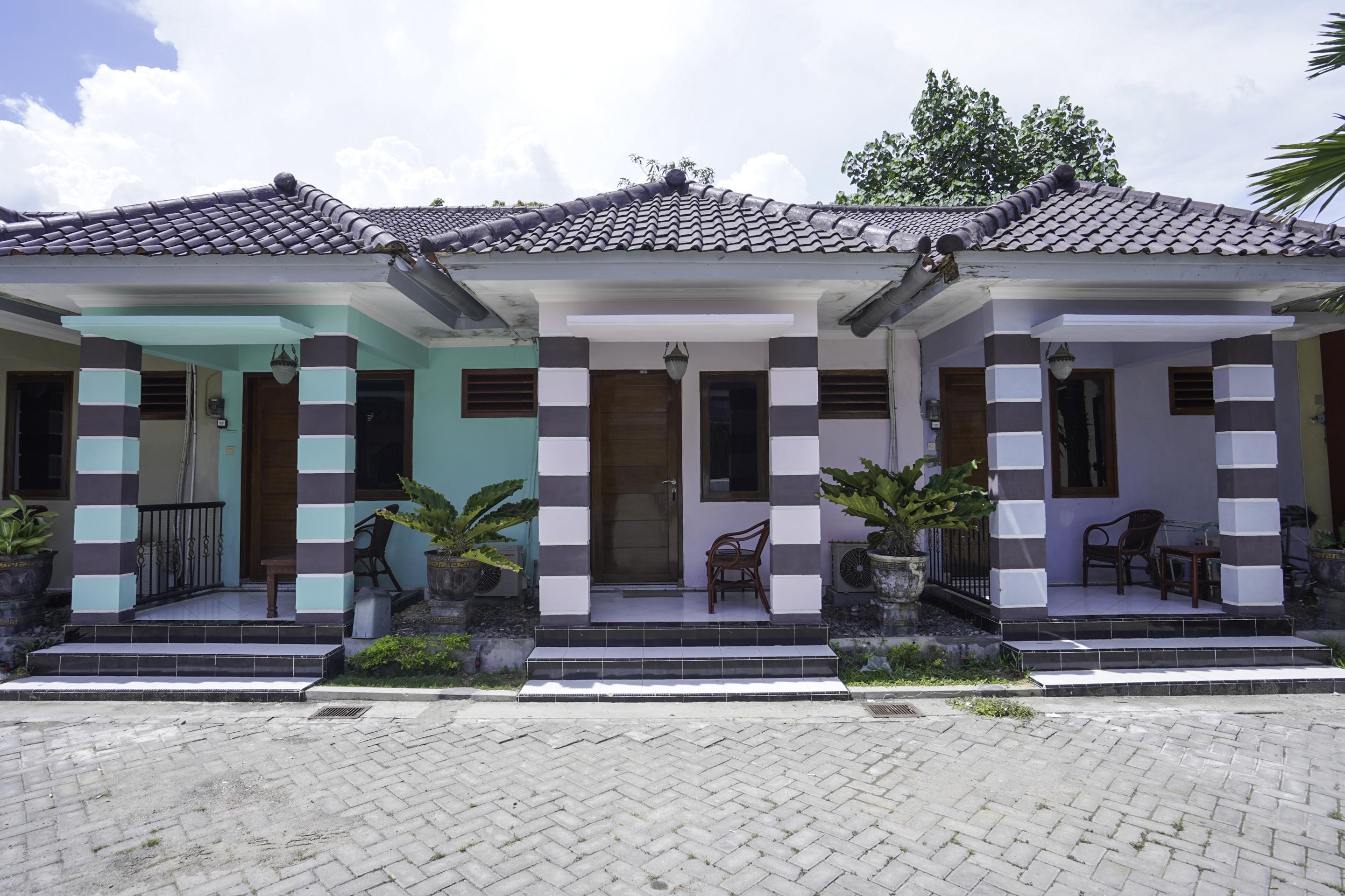 OYO 2715 Hotel Madinah Syariah Pamekasan Luaran gambar