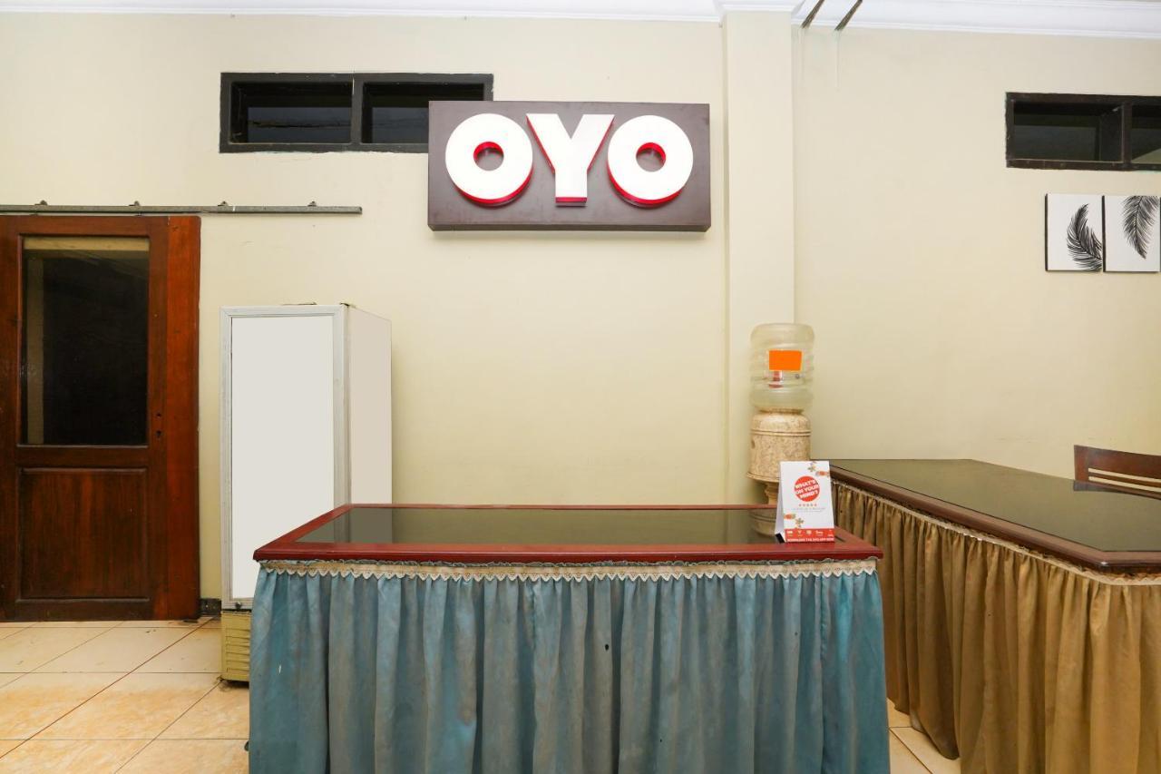 OYO 2715 Hotel Madinah Syariah Pamekasan Luaran gambar