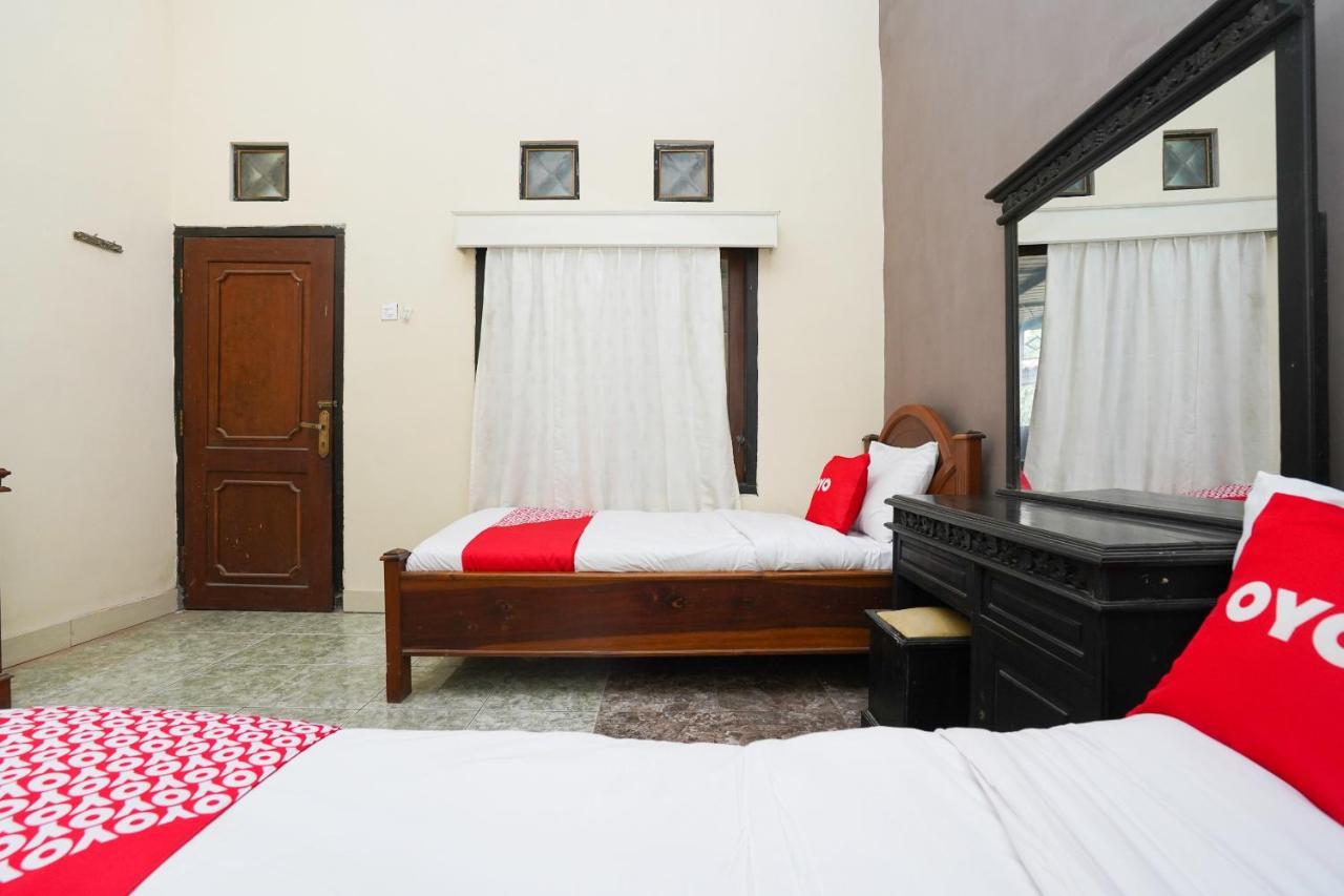 OYO 2715 Hotel Madinah Syariah Pamekasan Luaran gambar